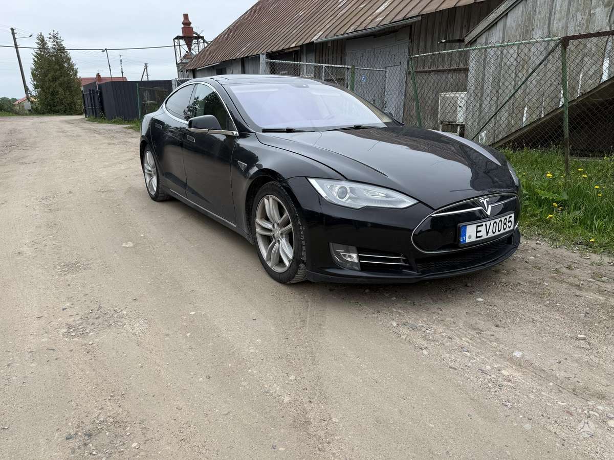 Tesla Model S, sedanas
