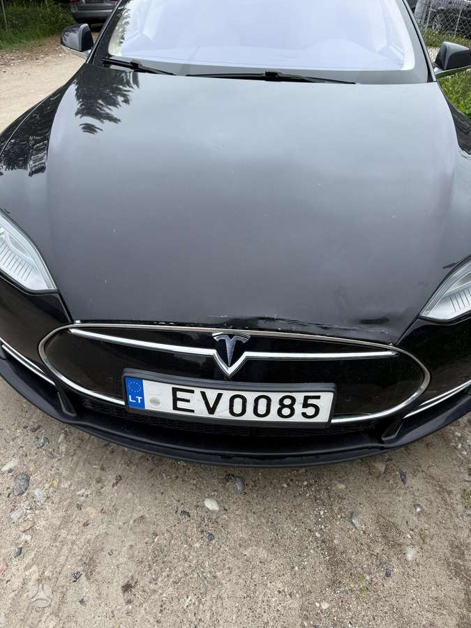 Tesla Model S, Седан
