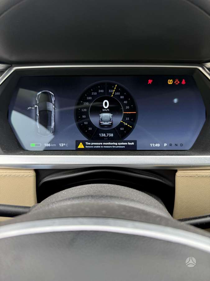 Tesla Model S, Седан