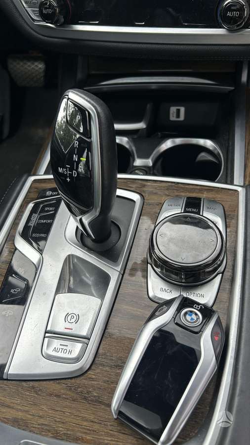 BMW 750, 4.4 l., Седан