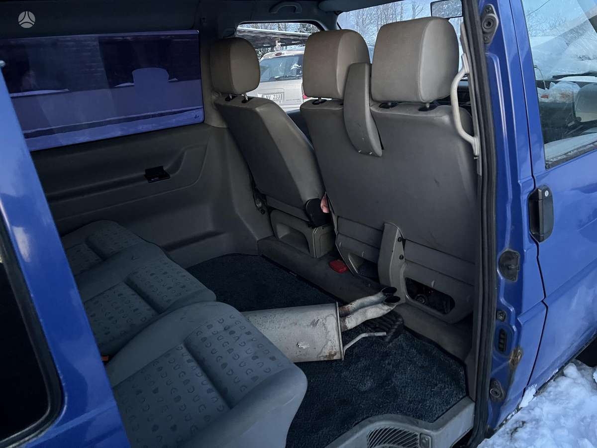 Volkswagen Caravelle - 8