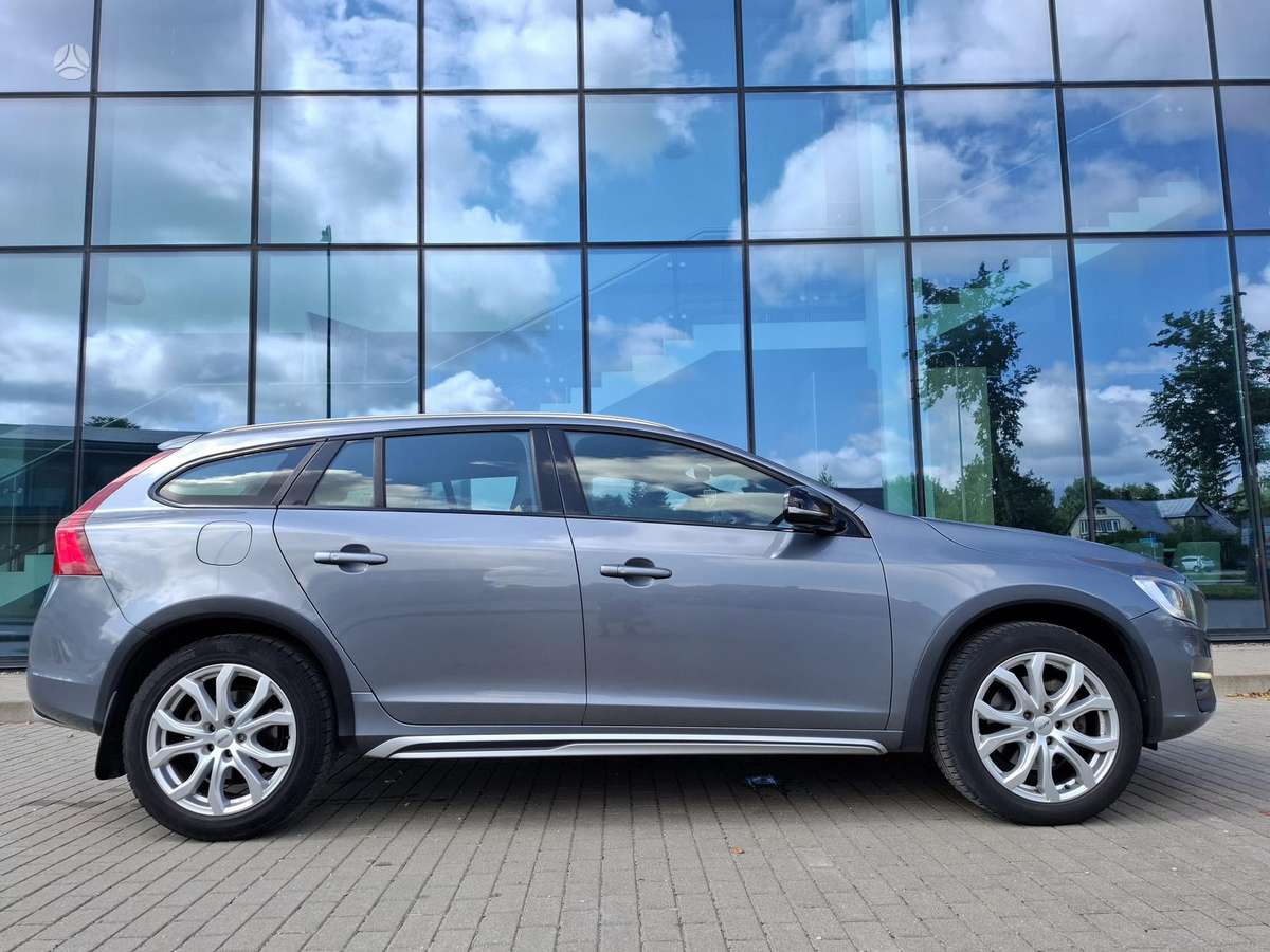 Volvo V60 Cross Country - 1