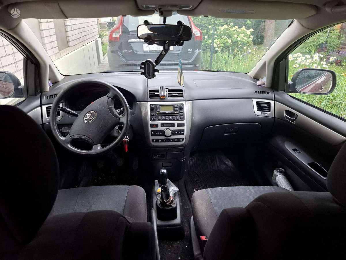 Toyota Avensis Verso - 8