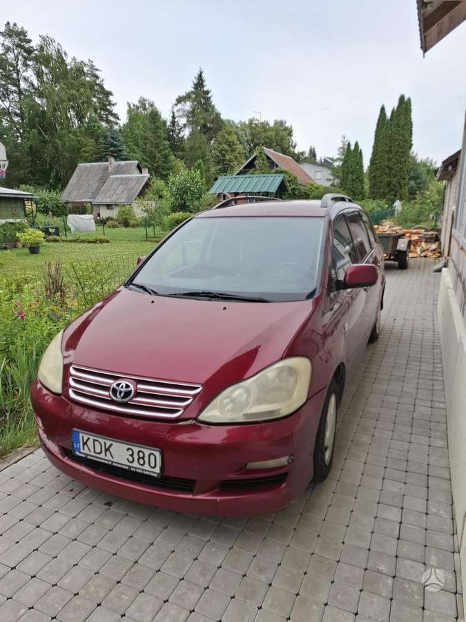 Toyota Avensis Verso - 1