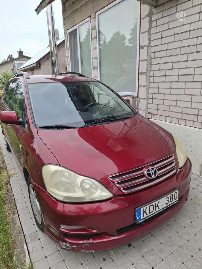 Toyota Avensis Verso - 2