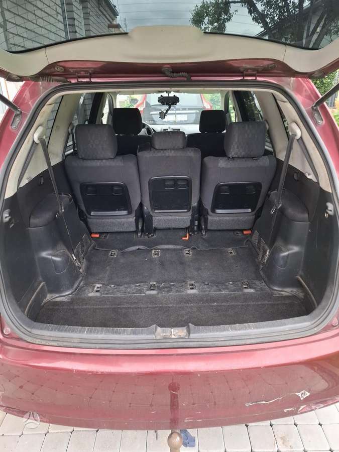 Toyota Avensis Verso - 4