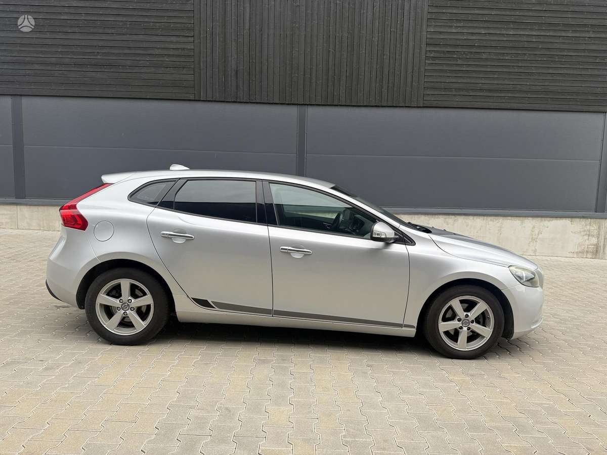 Volvo V40, 1.6 l., hatchback