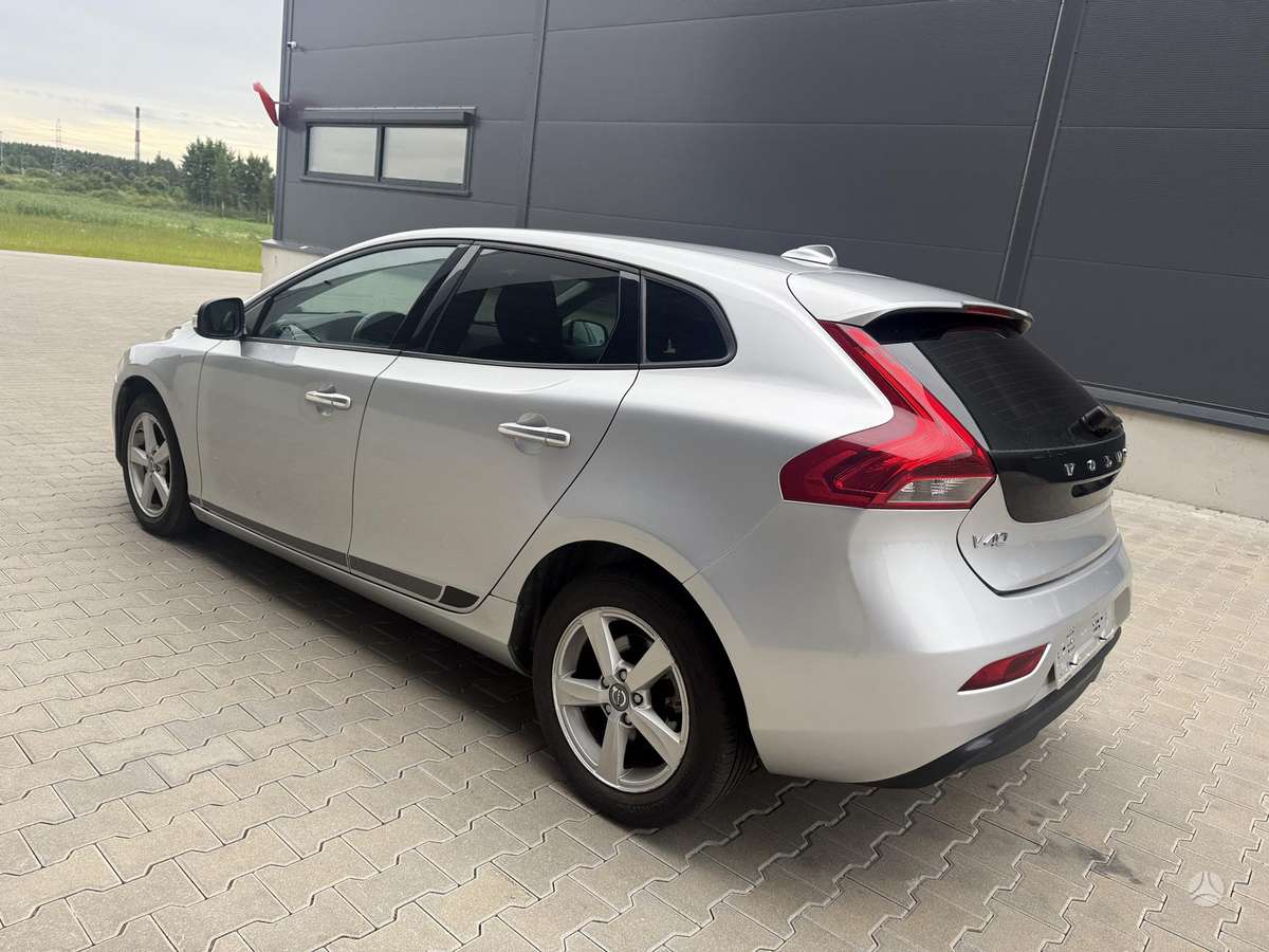 Volvo V40, 1.6 l., hatchback