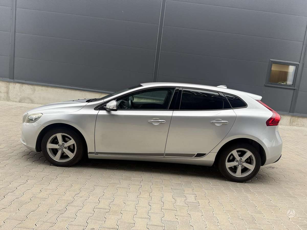 Volvo V40, 1.6 l., hatchback