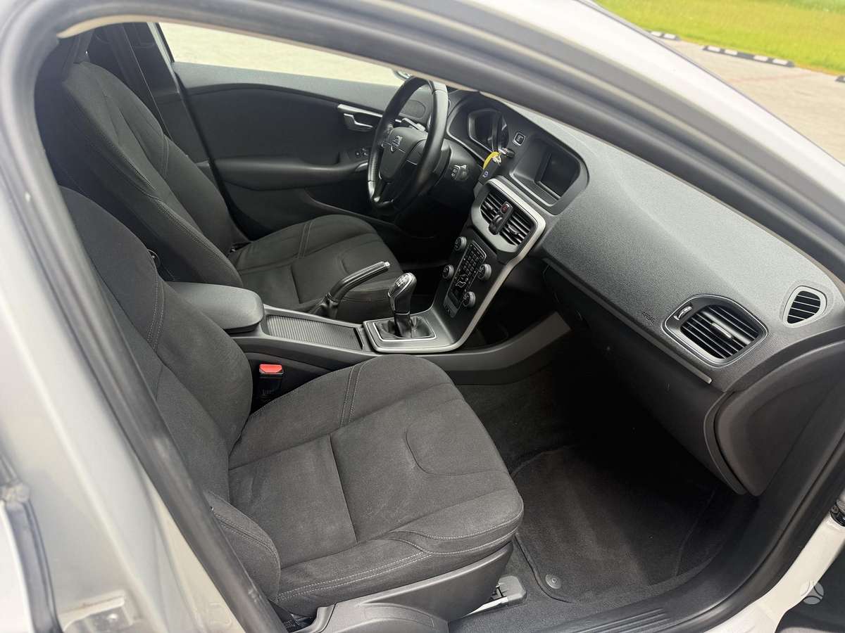 Volvo V40, 1.6 l., hatchback