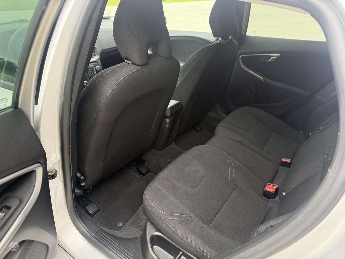 Volvo V40, 1.6 l., hatchback