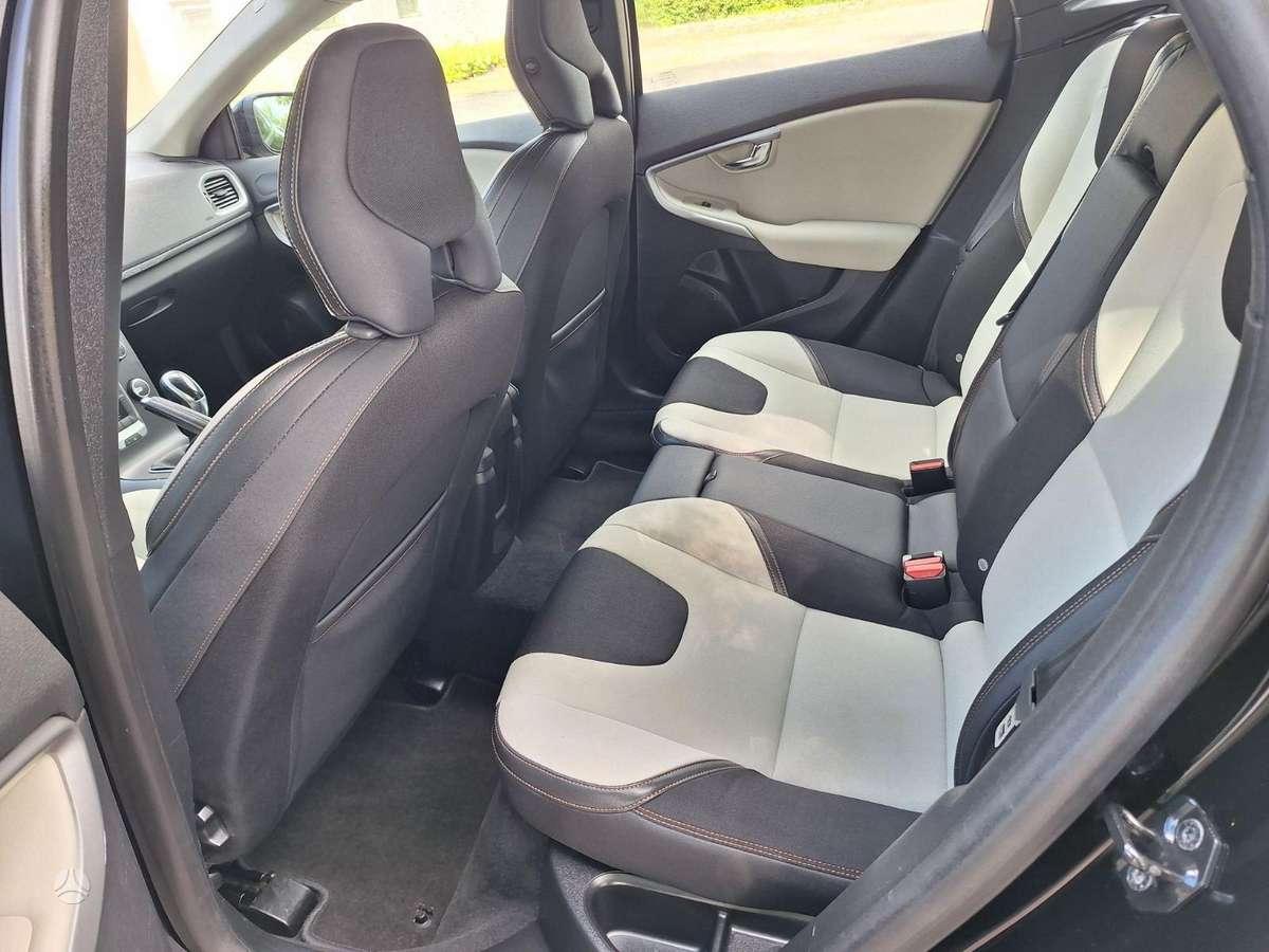 Volvo V40 Cross Country - 6