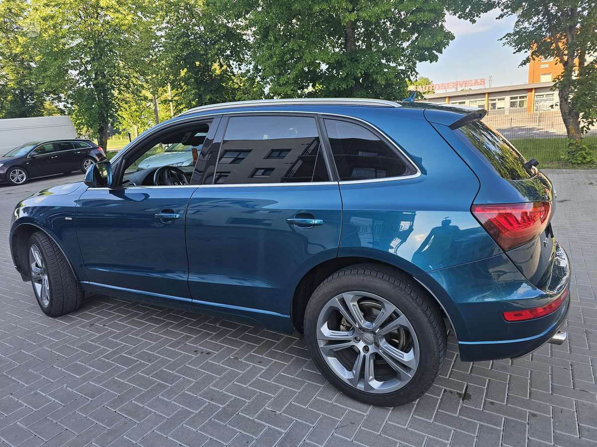 Audi Q5, 2.0 l., off-road / crossover