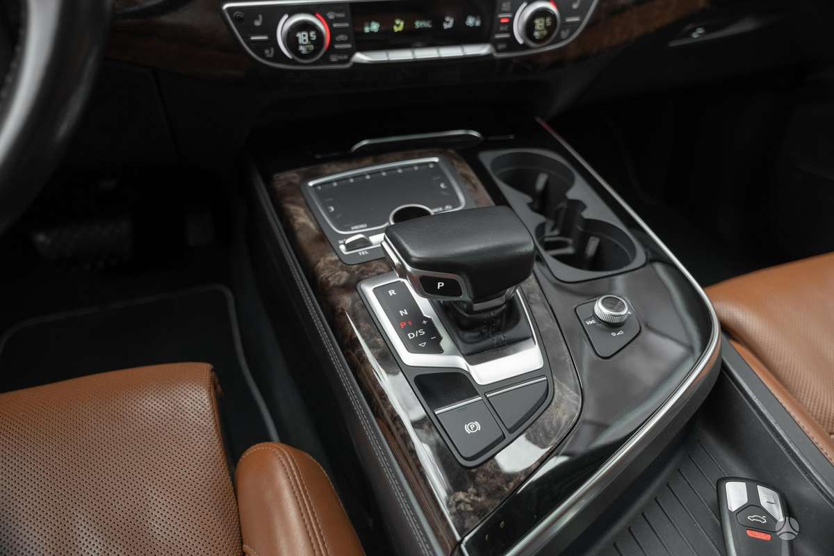Audi Q7, 3.0 l., off-road / crossover