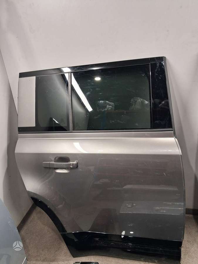Land Rover Defender dalimis