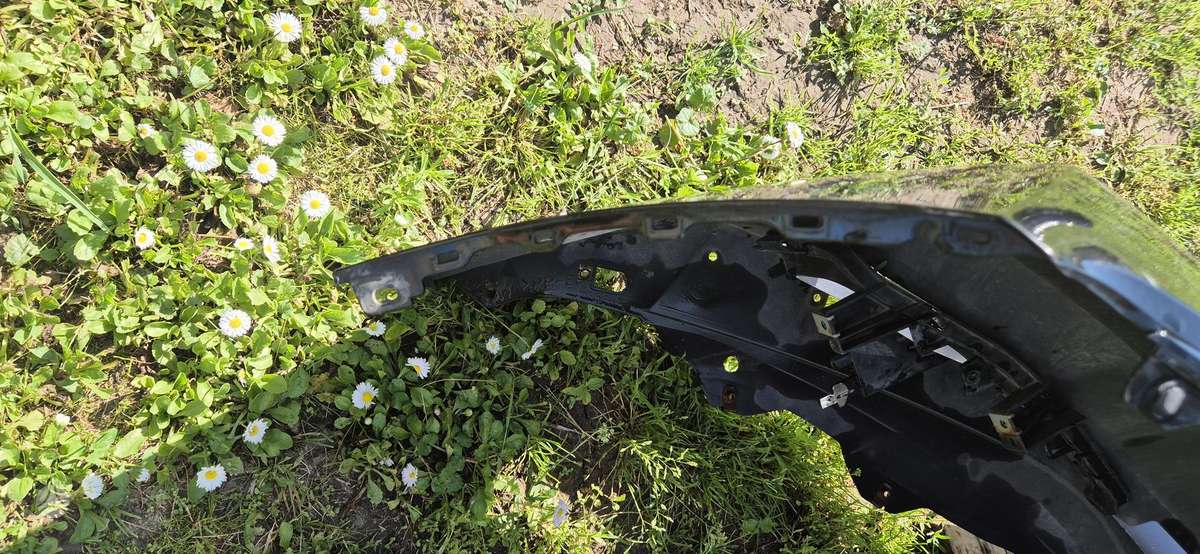 Nissan Leaf bumpers, lights