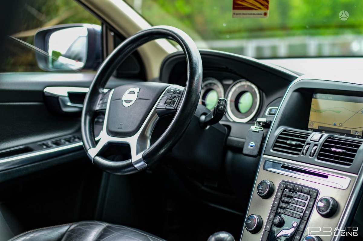 Volvo XC60, 2.0 l., off-road / crossover