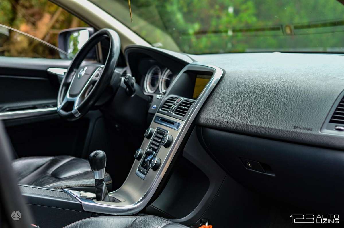 Volvo XC60, 2.0 l., off-road / crossover