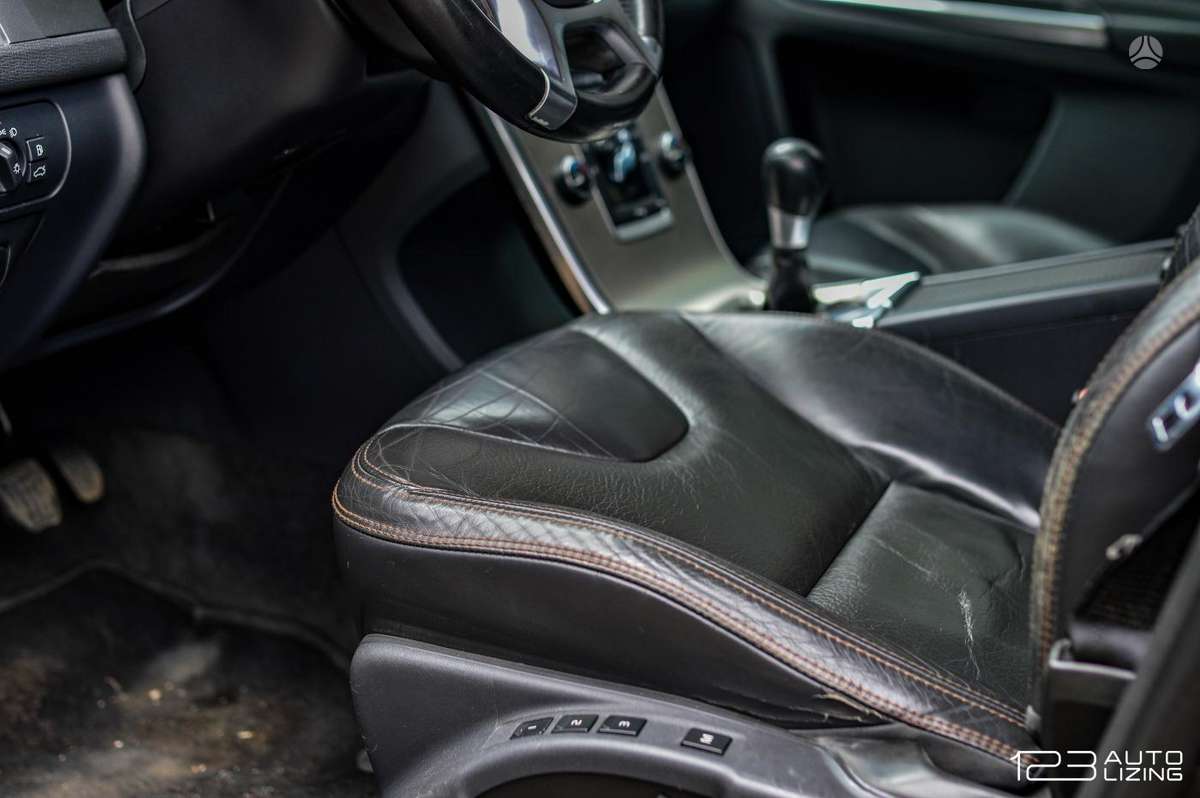 Volvo XC60, 2.0 l., off-road / crossover