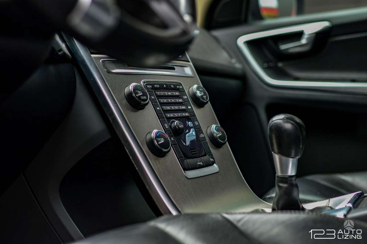 Volvo XC60, 2.0 l., off-road / crossover