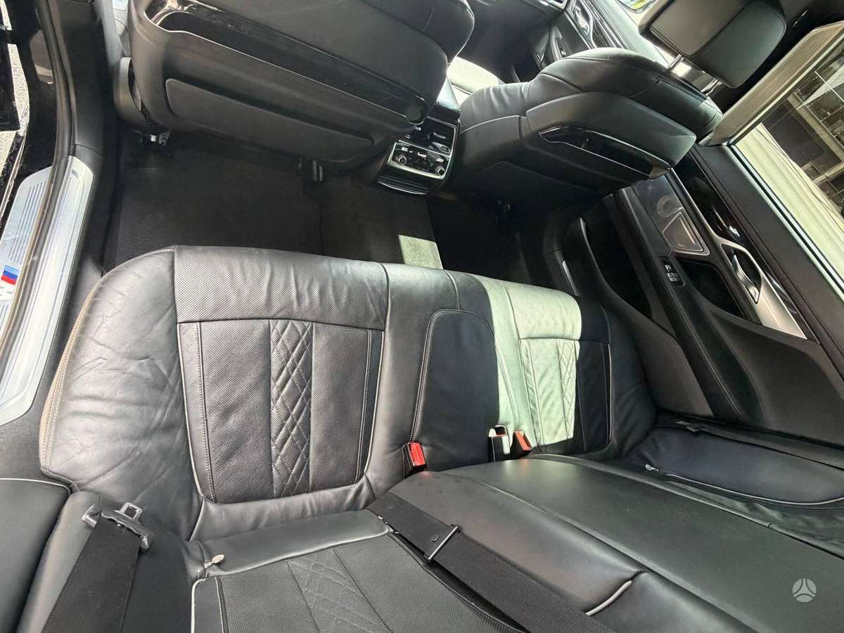 BMW 750, 4.4 l., Седан