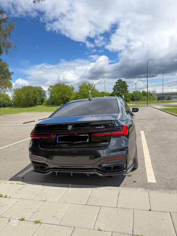 BMW 750, 4.4 l., Седан