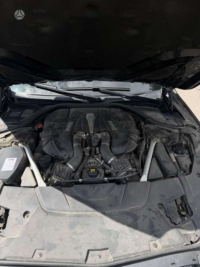 BMW 750, 4.4 l., Седан