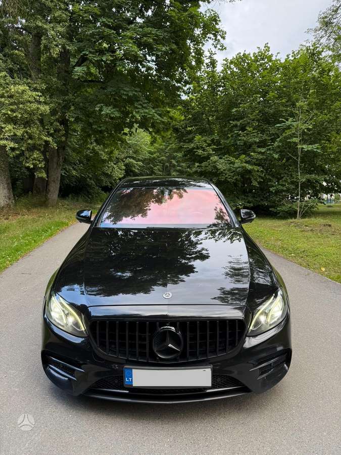Mercedes-Benz E220, Седан