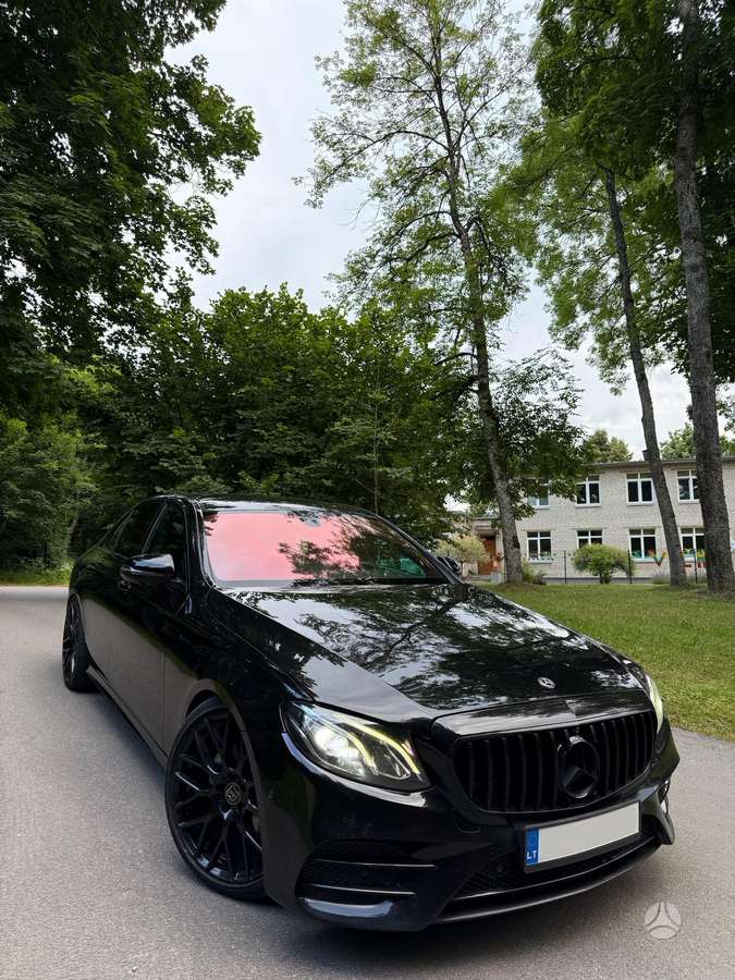 Mercedes-Benz E220, Седан