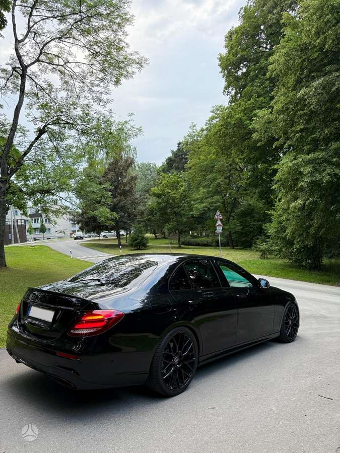 Mercedes-Benz E220, Седан