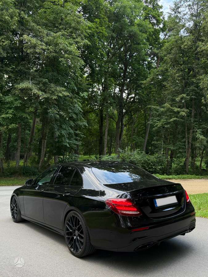 Mercedes-Benz E220, Седан