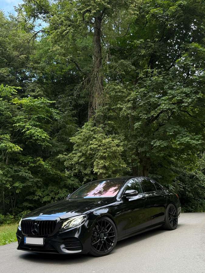 Mercedes-Benz E220, Седан