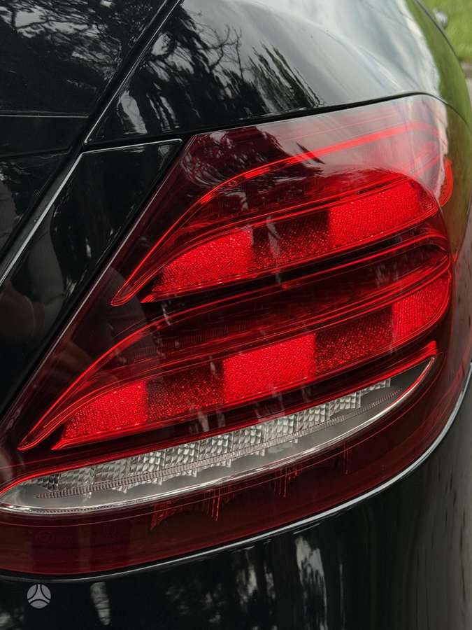 Mercedes-Benz E220, Седан