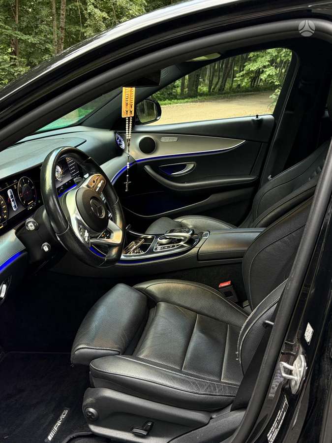 Mercedes-Benz E220, Седан