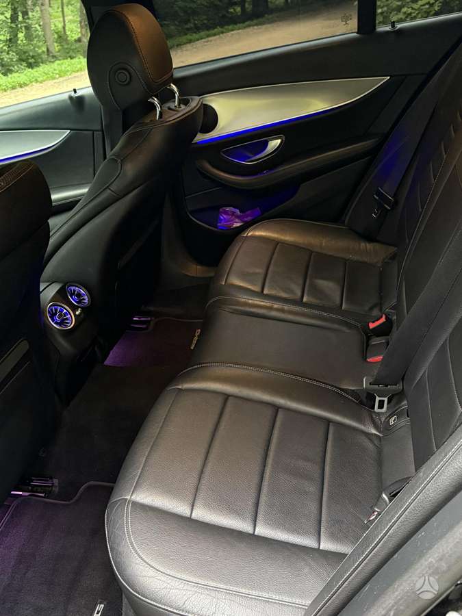 Mercedes-Benz E220, Седан