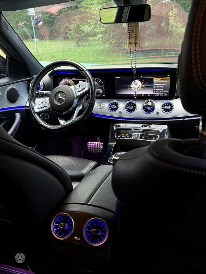 Mercedes-Benz E220, Седан