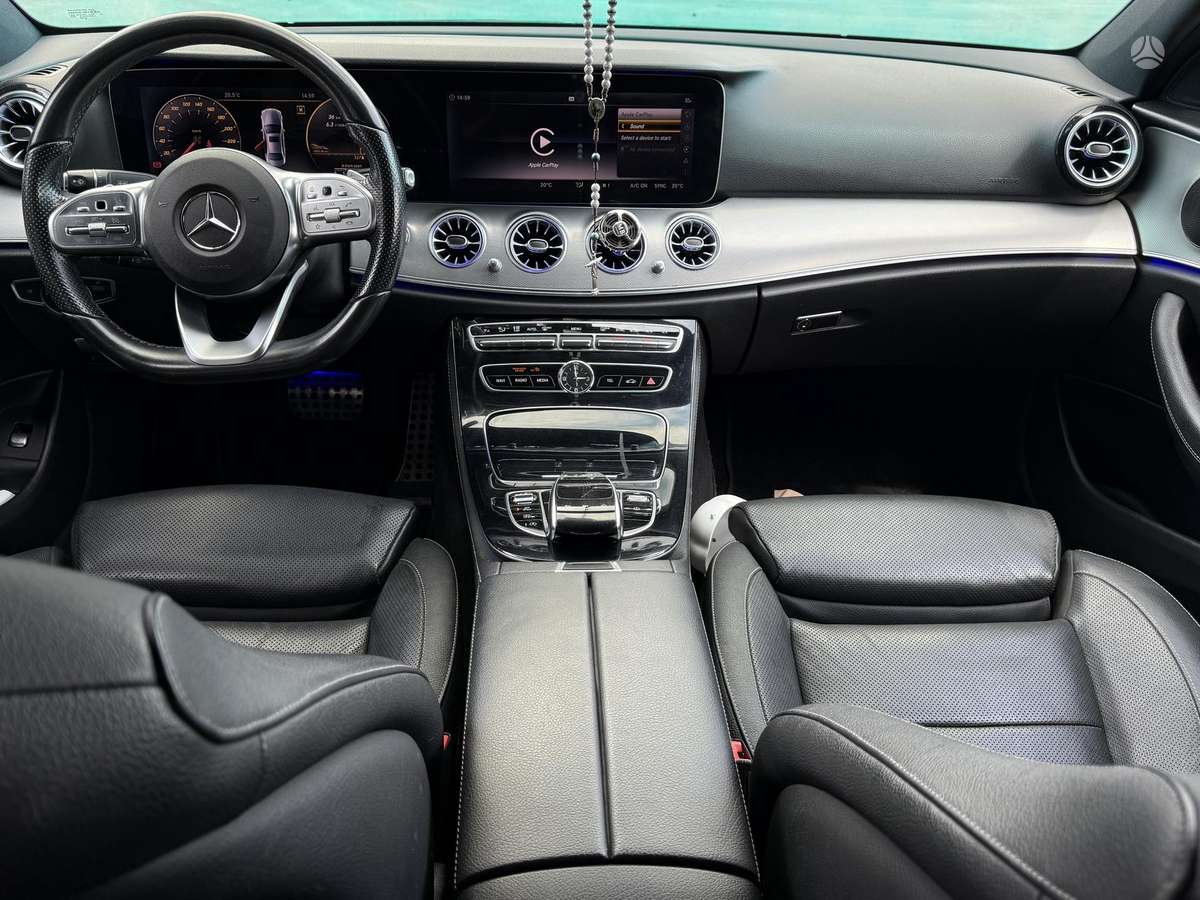 Mercedes-Benz E220, Седан