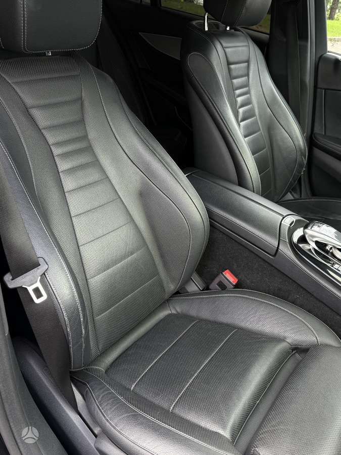 Mercedes-Benz E220, Седан