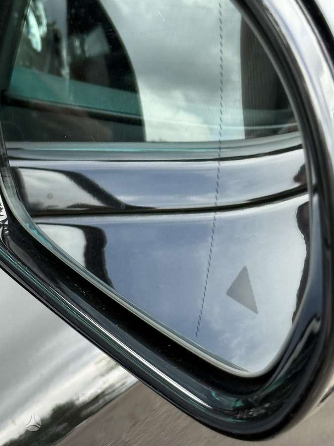 Mercedes-Benz E220, Седан
