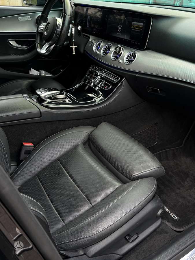 Mercedes-Benz E220, Седан
