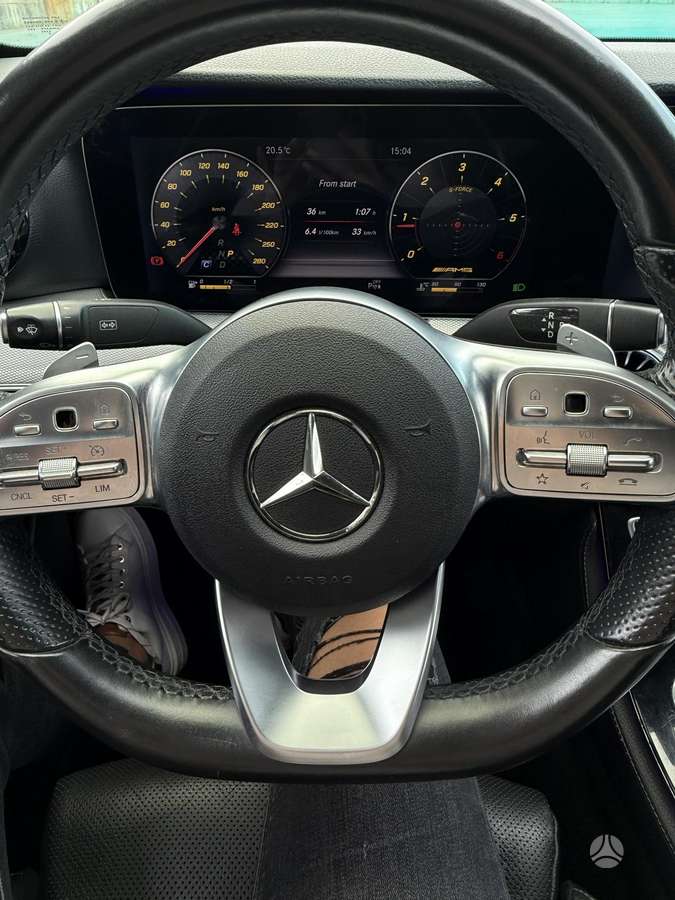 Mercedes-Benz E220, Седан