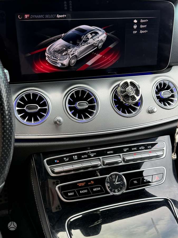 Mercedes-Benz E220, Седан