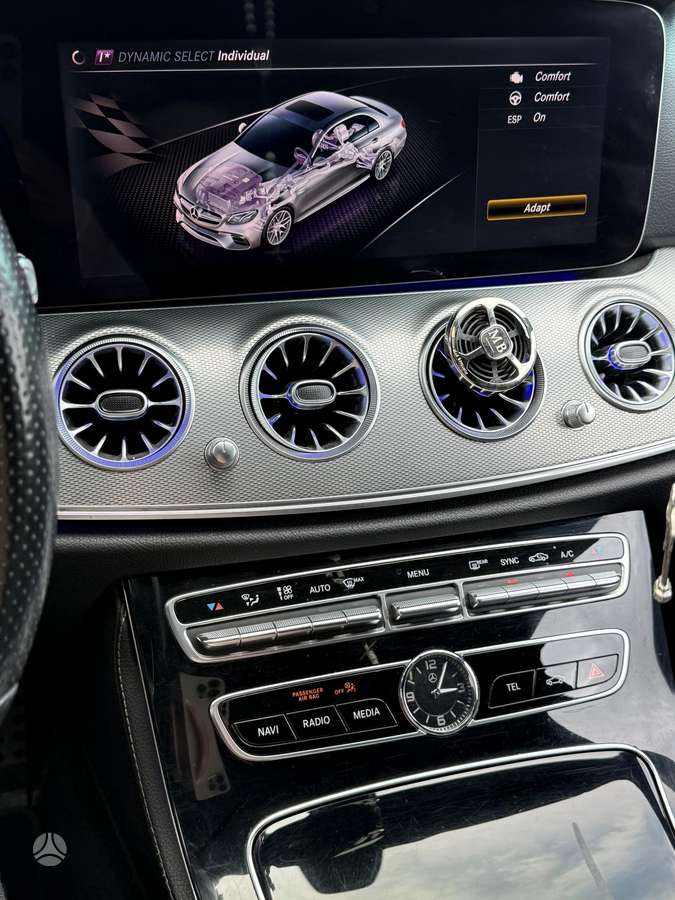Mercedes-Benz E220, Седан