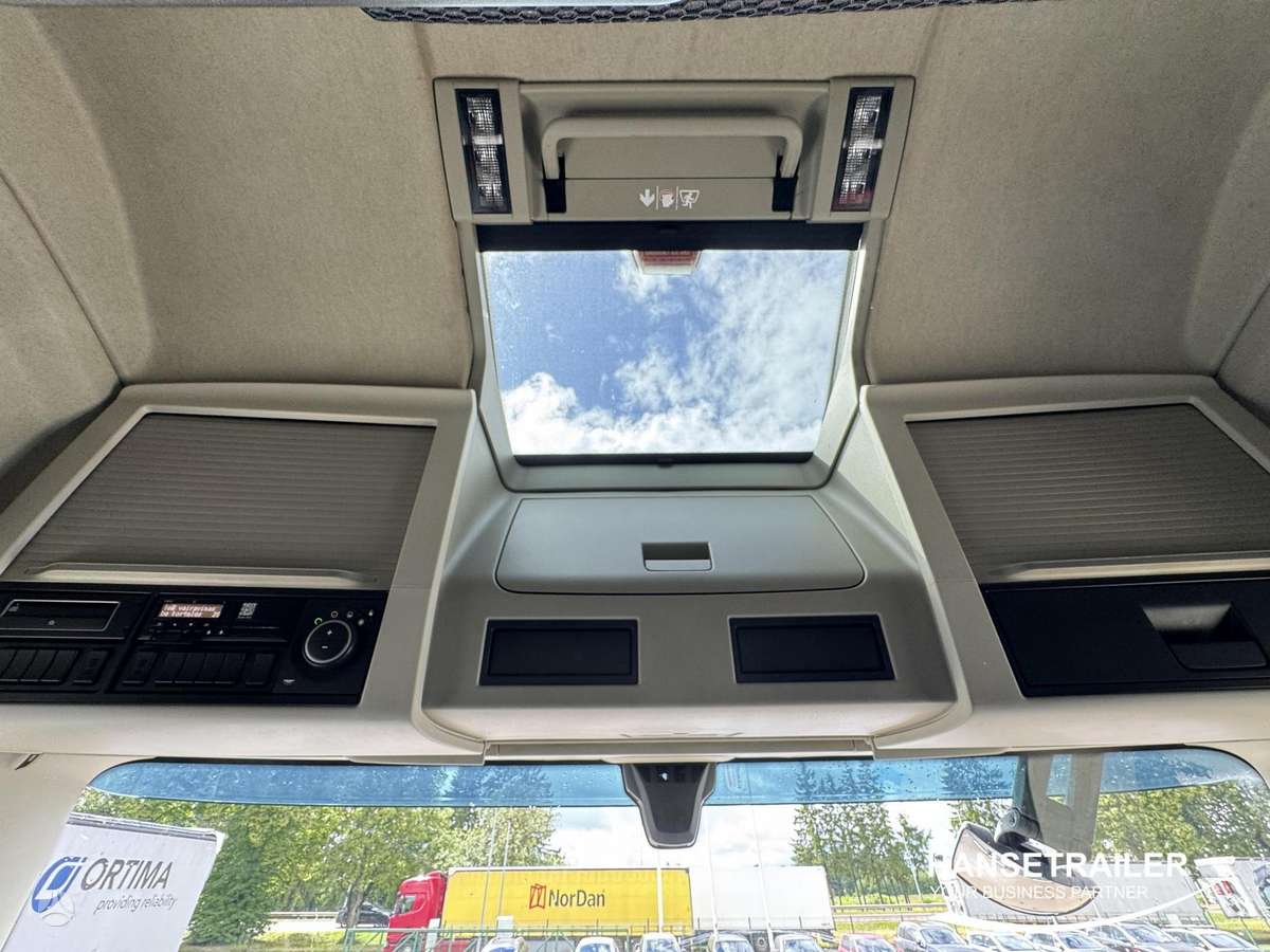 Volvo FH Globetrotter XL, double sleeper
