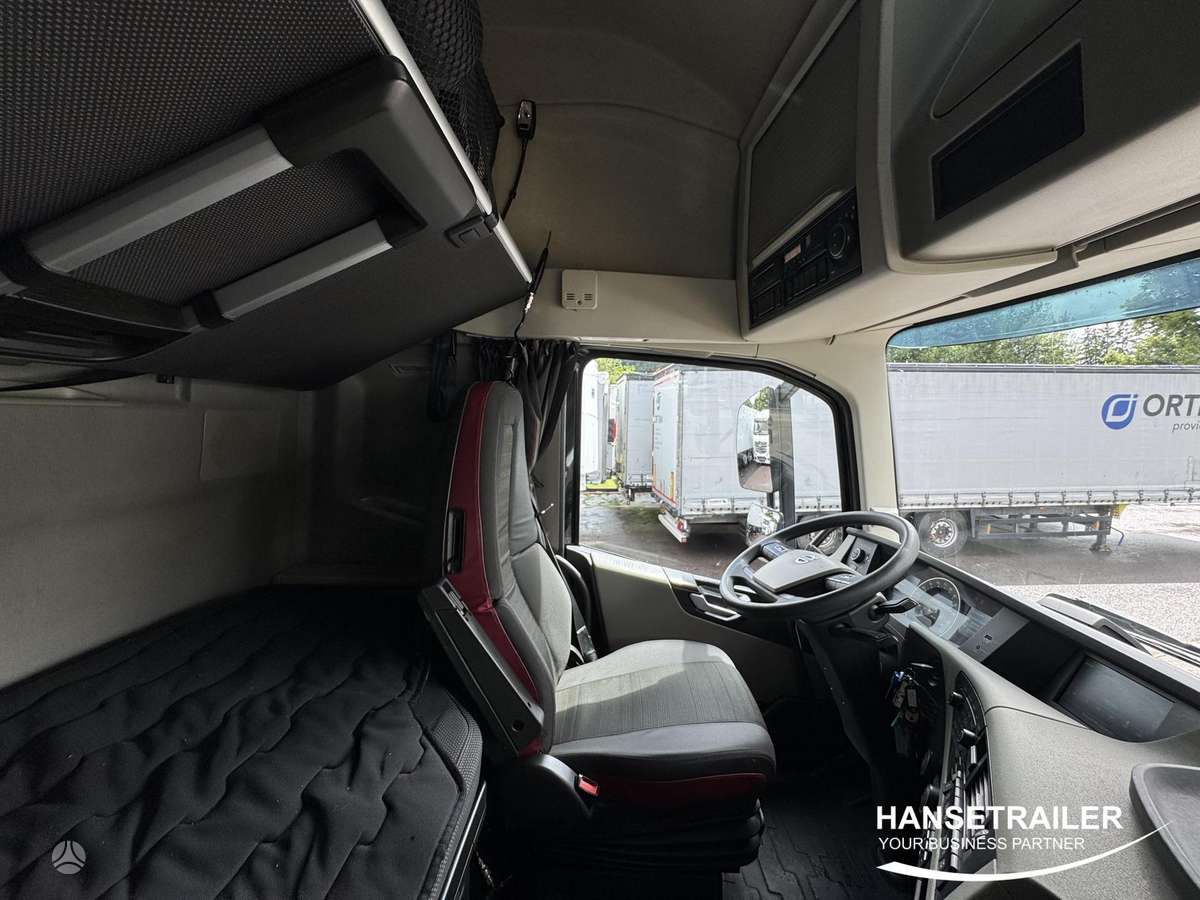 Volvo FH Globetrotter XL, double sleeper