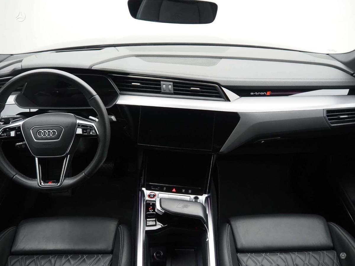 Audi e-tron, off-road / crossover