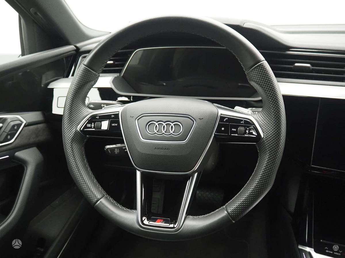 Audi e-tron, off-road / crossover