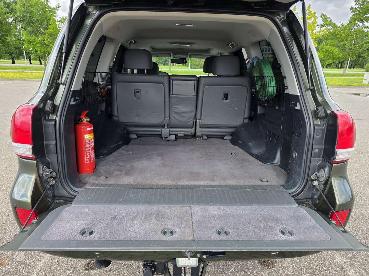 Toyota Land Cruiser - 10