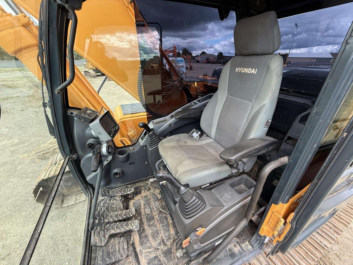 Hyundai Robex 210 LC-9, excavator