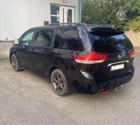 Toyota Sienna - 4